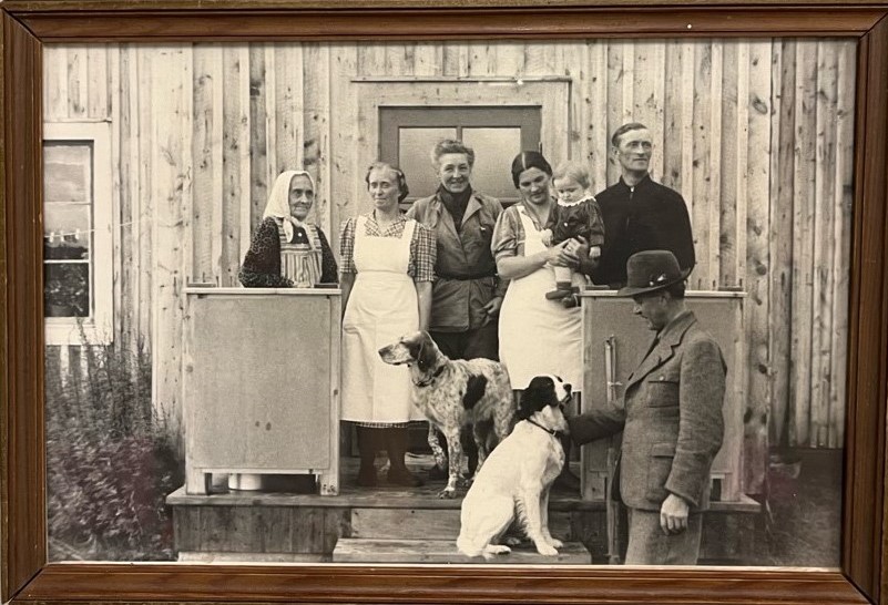 Familjen Sundqvist i tre generationer på farstubron sommaren 1943, tillsammans med gäster som återkommande besökte Laisdalen för ripjakt och fjällfiske. 